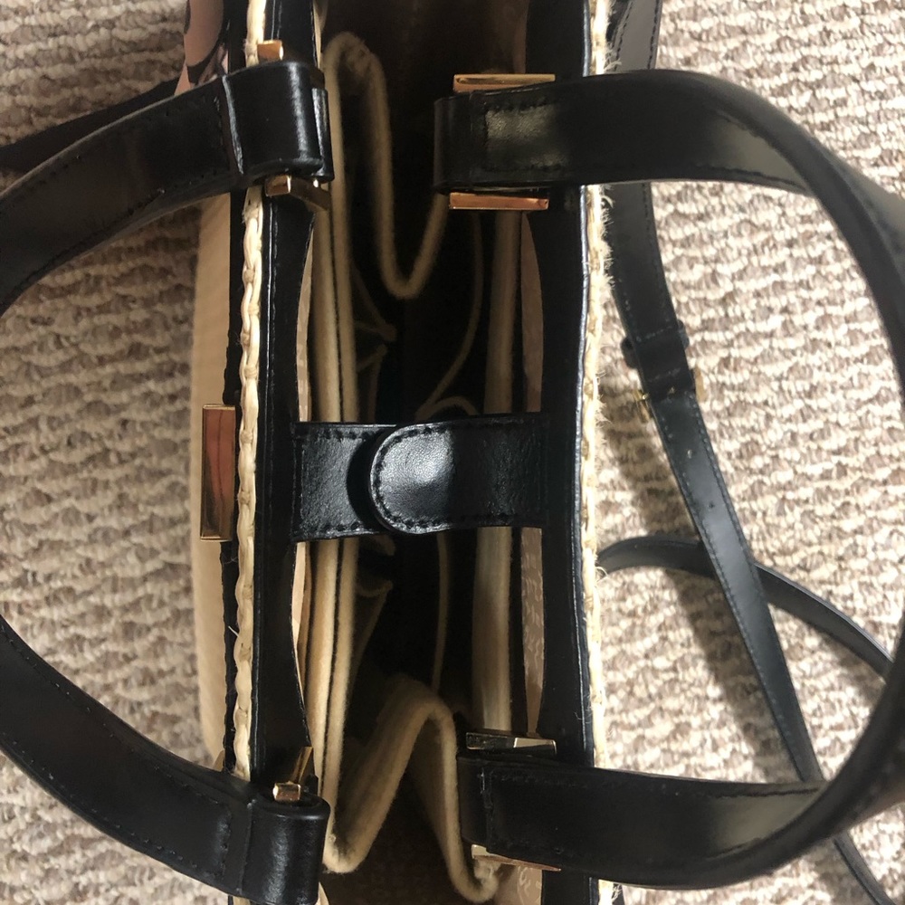 Elegant Black and Cream Handbag - Picture 9 of 13